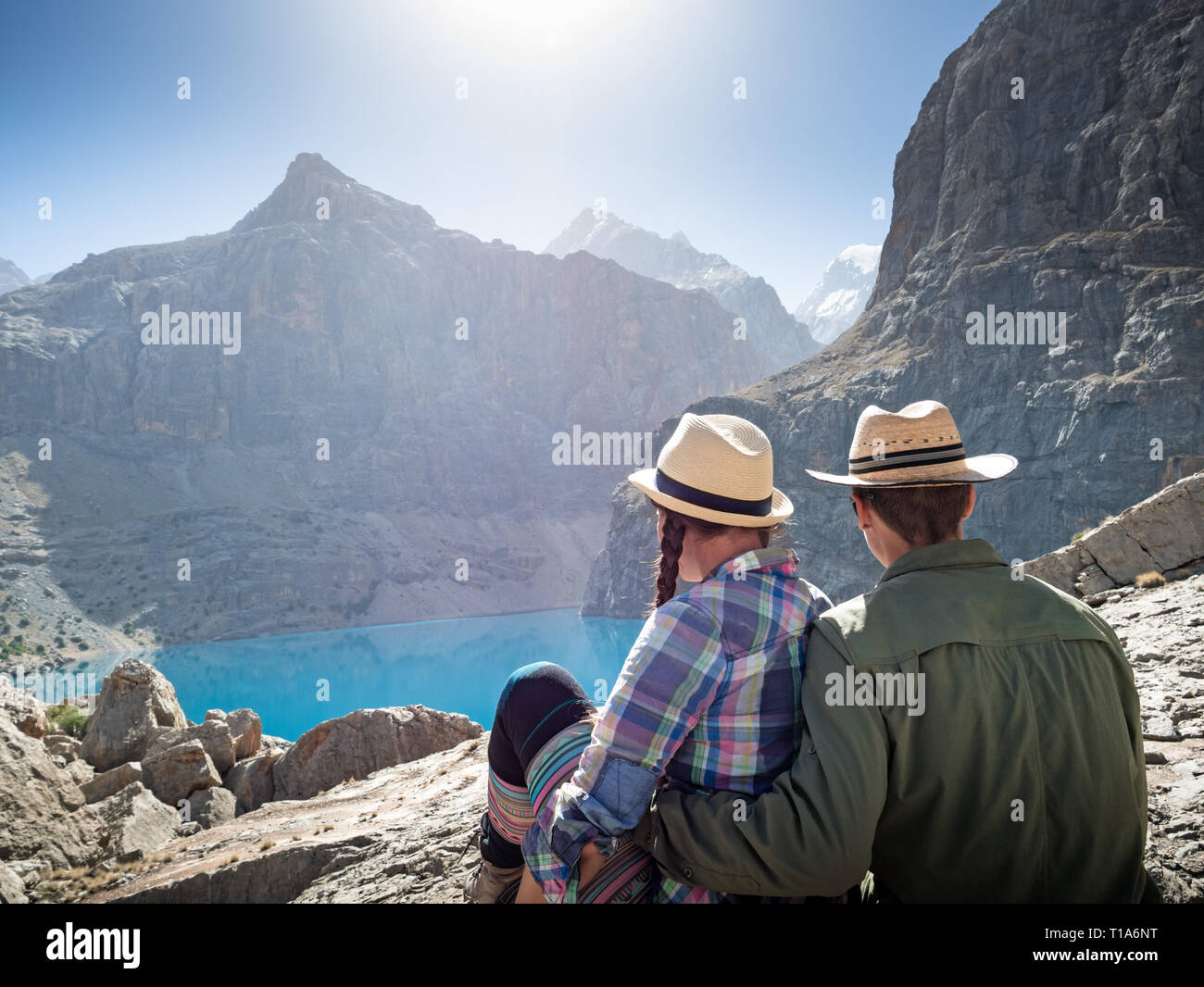 Couple hiking in mountains Banque D'Images