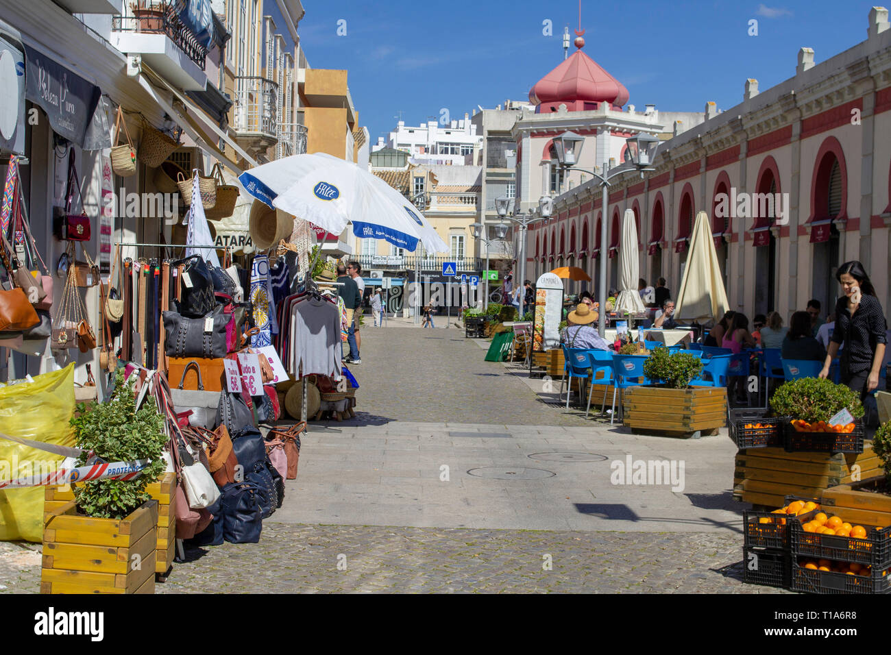 Loulé, Portugal. La scène autour du marché hebdomadaire du week-end à Loulé, Portugal il est également populaire pour les repas en plein air. Banque D'Images