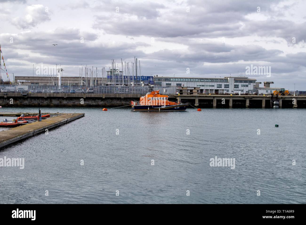 Un lifeboot RNLI amarré dans le port de Dun Laoghaire, Dublin, Irlande Banque D'Images