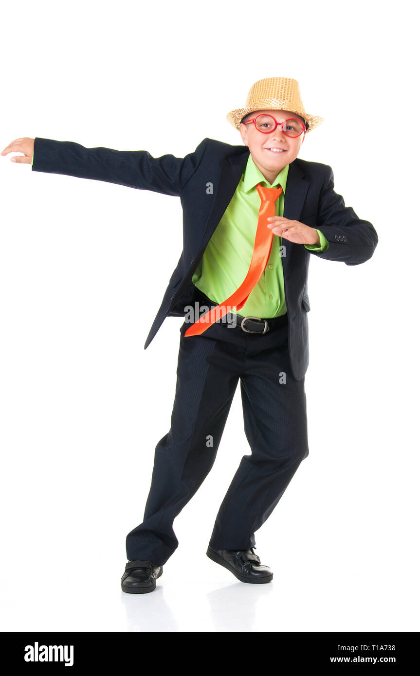 Funny boy collégien dans un costume, cravate et lunettes lumineuses et un  chapeau drôle de danse sur un cas isolé émotionnellement fond blanc Photo  Stock - Alamy
