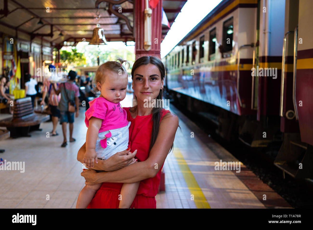 Mere Avec Bebe Est En Attente Pour Le Train Jeune Mere Voyager Avec Bebe En Train Photo Stock Alamy