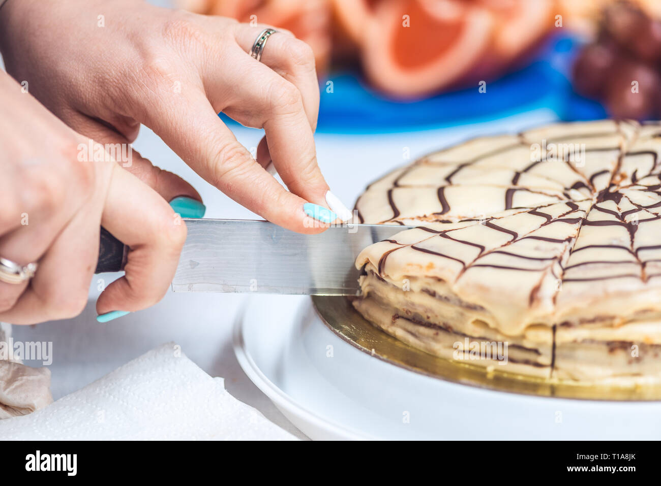 Woman S Hands Cut Ensemble Esterhazy Torte Gateau Avec Couteau Recette Authentique Hongrois Et Autrichiens Dessert Vue De Dessus Close Up Photo Stock Alamy