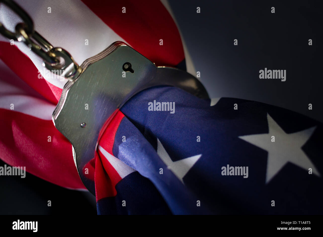 Les menottes sur un drapeau américain Banque D'Images