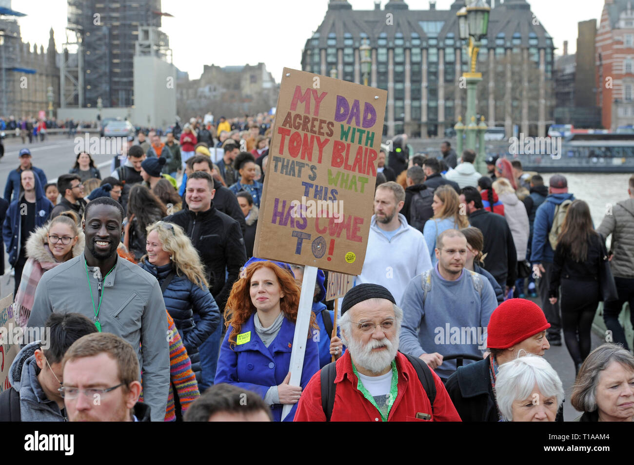 Les manifestants contre le pont de Westminster à la fin de la "Mettre à la population" rallye qui fait son chemin à travers le centre de Londres aujourd'hui. Les manifestants fr Banque D'Images