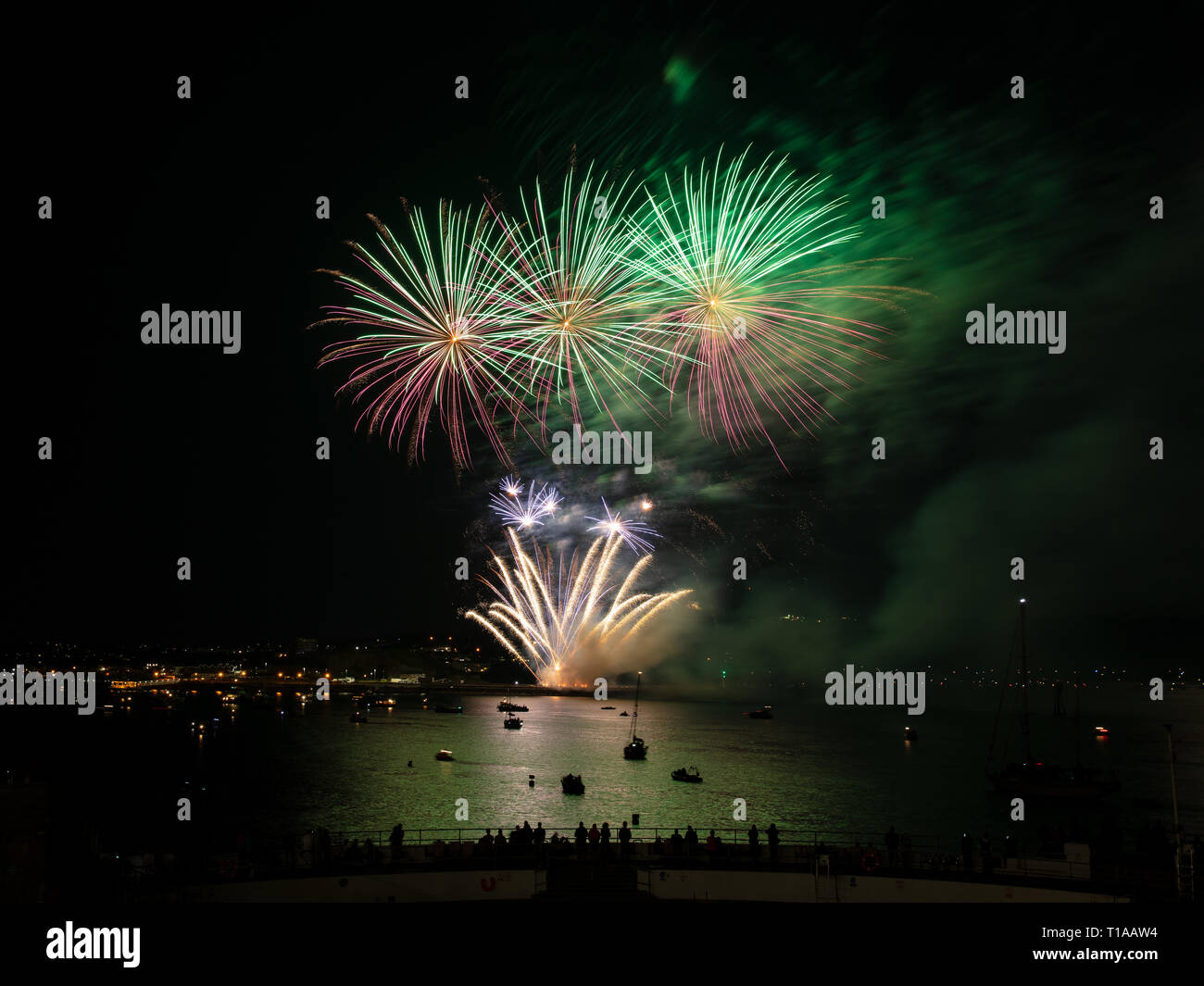 Un artifice qui accouchent en championnats nationaux d'artifice sur le mont Batten. Banque D'Images