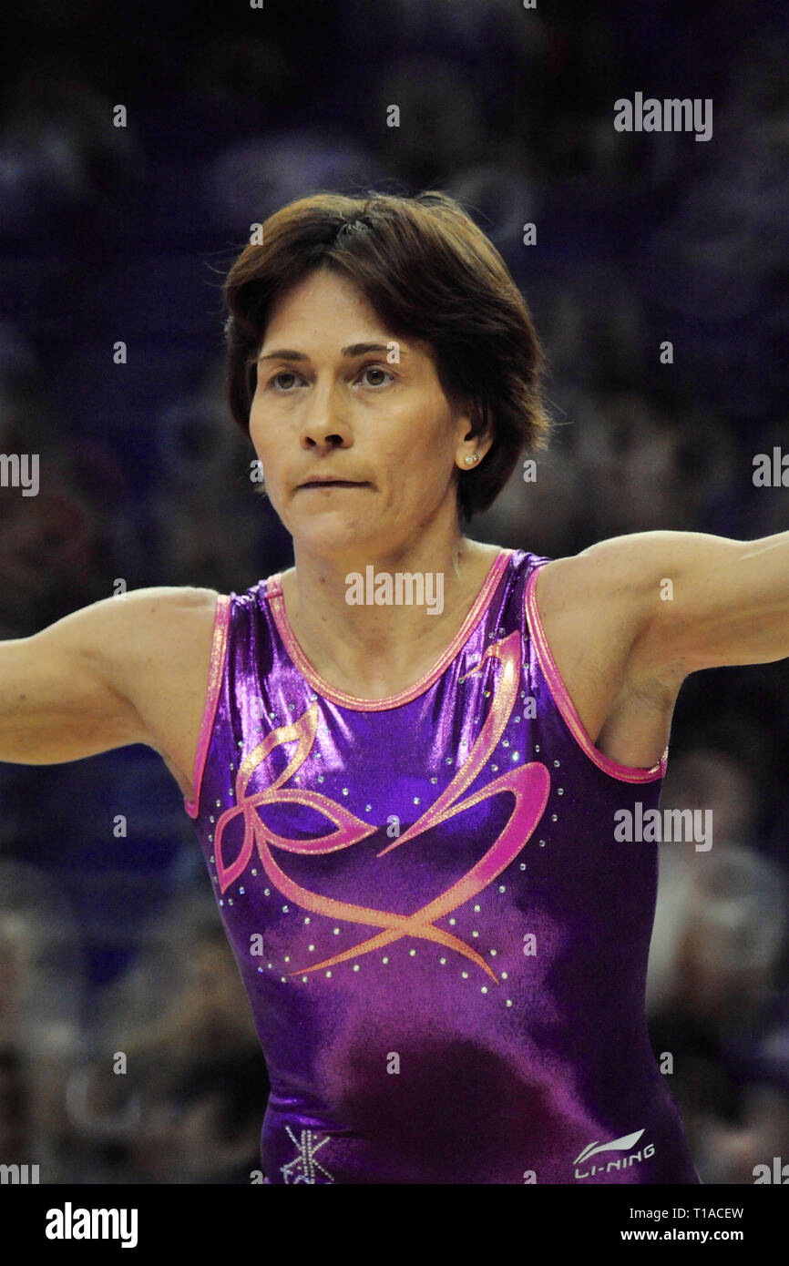 Oksana Chusovitina (UZB, médaillée d'or aux Jeux Olympiques) qui participent à la compétition de gymnastique de superstars à l'O2 Arena, London, UK. Superstars de la gymnastique en vedette certains des meilleurs gymnastes sur deux sessions à l'O2 de Londres, Royaume-Uni. Les femmes s'affrontent au cours de quatre disciplines (saut de cheval, barres asymétriques, poutre, sol). Les athlètes ont la liberté de concevoir et d'effectuer leurs propres routines et les juges se note sur 10 en fonction de flair, chorégraphies créatives, l'exécution et l'engagement avec la foule. Banque D'Images