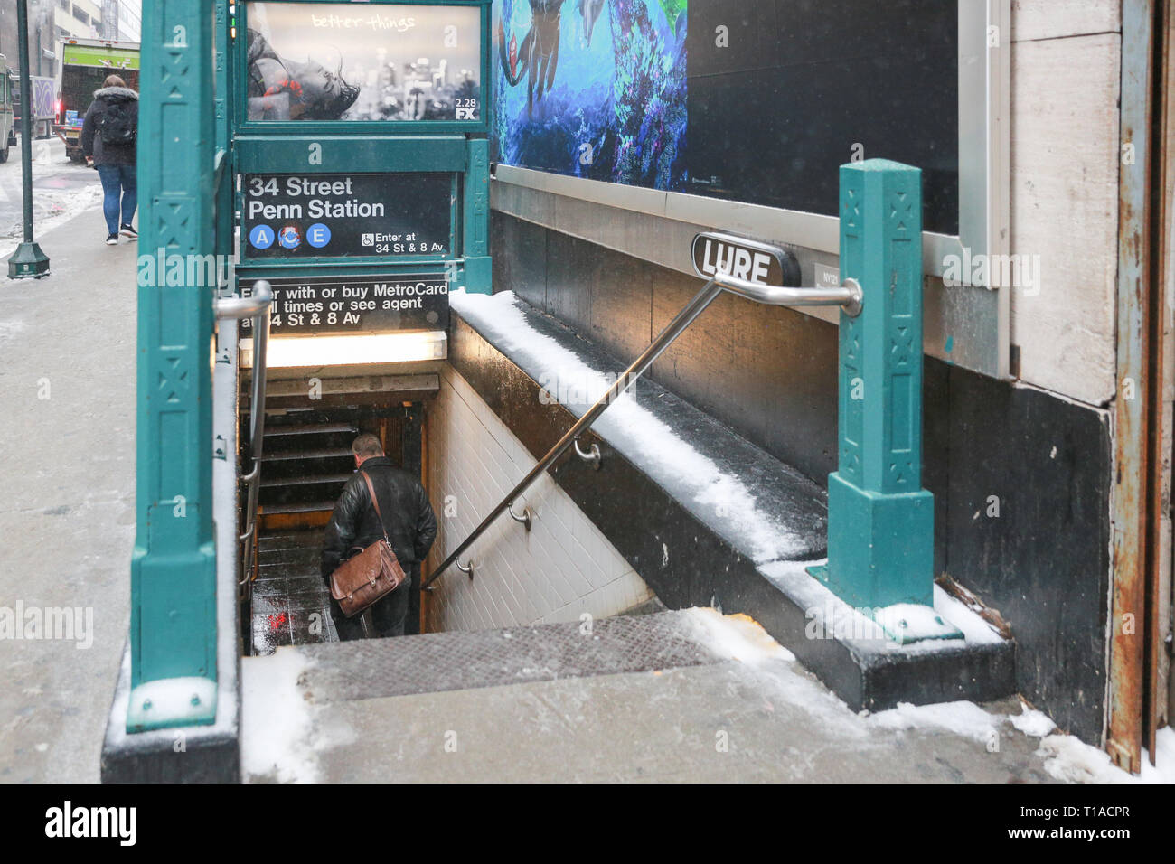 New York, USA - 12 Février 2019 : l'une des entrées vers le bas pour le système de métro de New York. Rue 34 Entrée de Penn Station La ligne A C E. - Image Banque D'Images