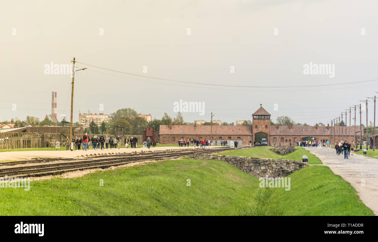 Oswiencim, Pologne - 21 septembre 2019 : entrée principale de chemin de fer menant au camp de concentration d'Auschwitz Birkenau, musée de nos jours, Pologne Banque D'Images