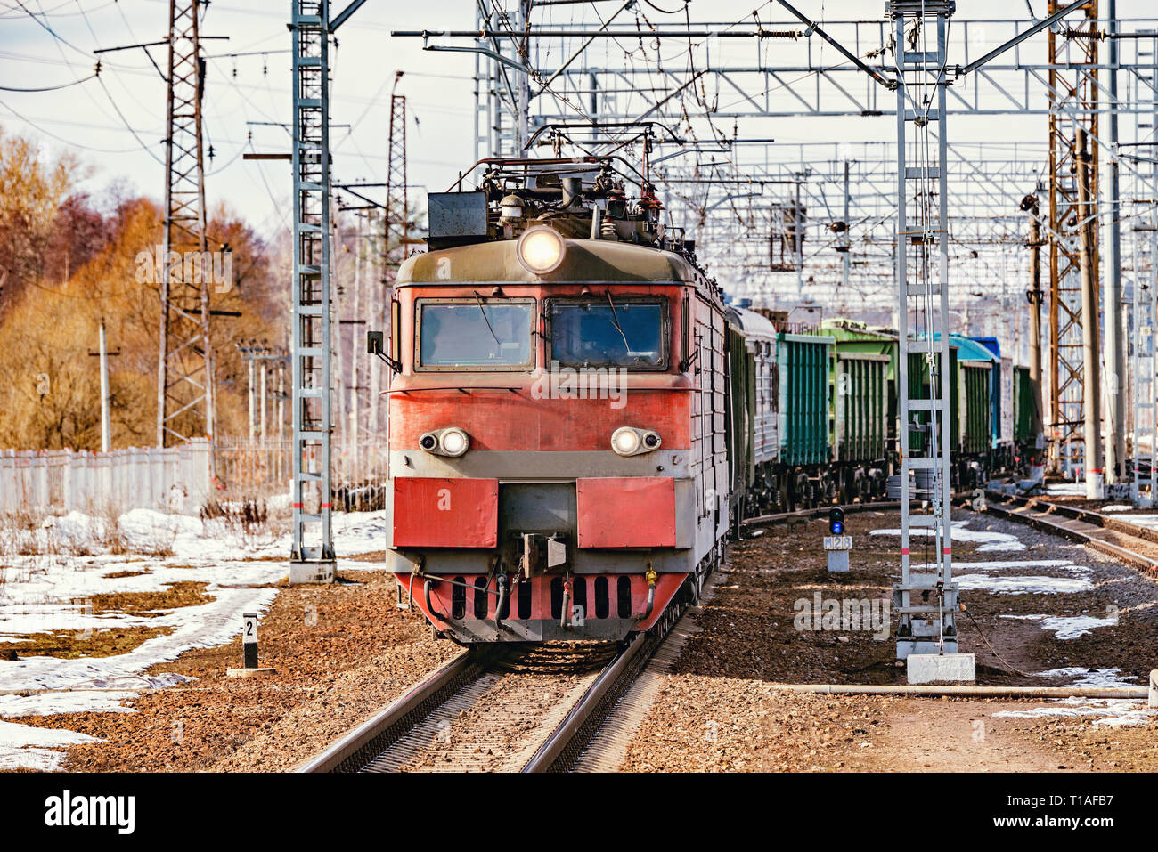 Approches à long train de fret à la station. Banque D'Images