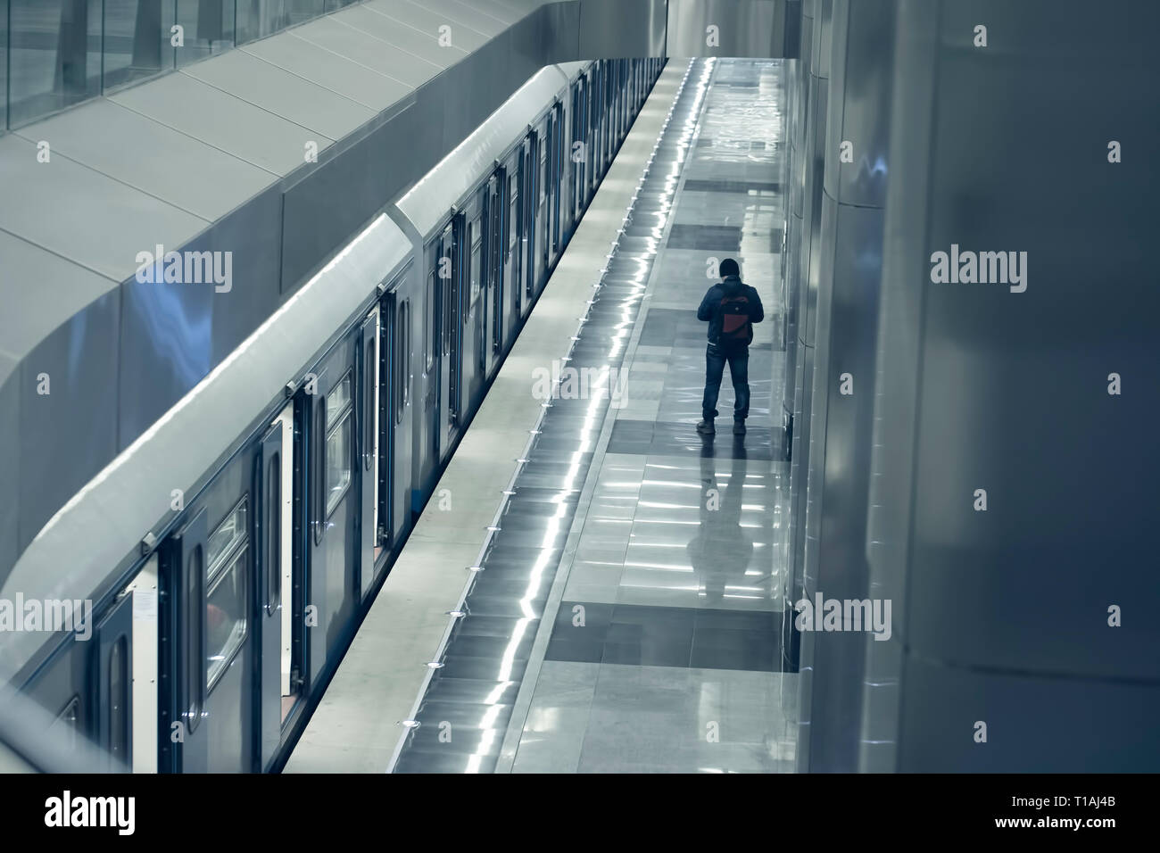 Jeune homme solitaire à la station de métro Banque D'Images