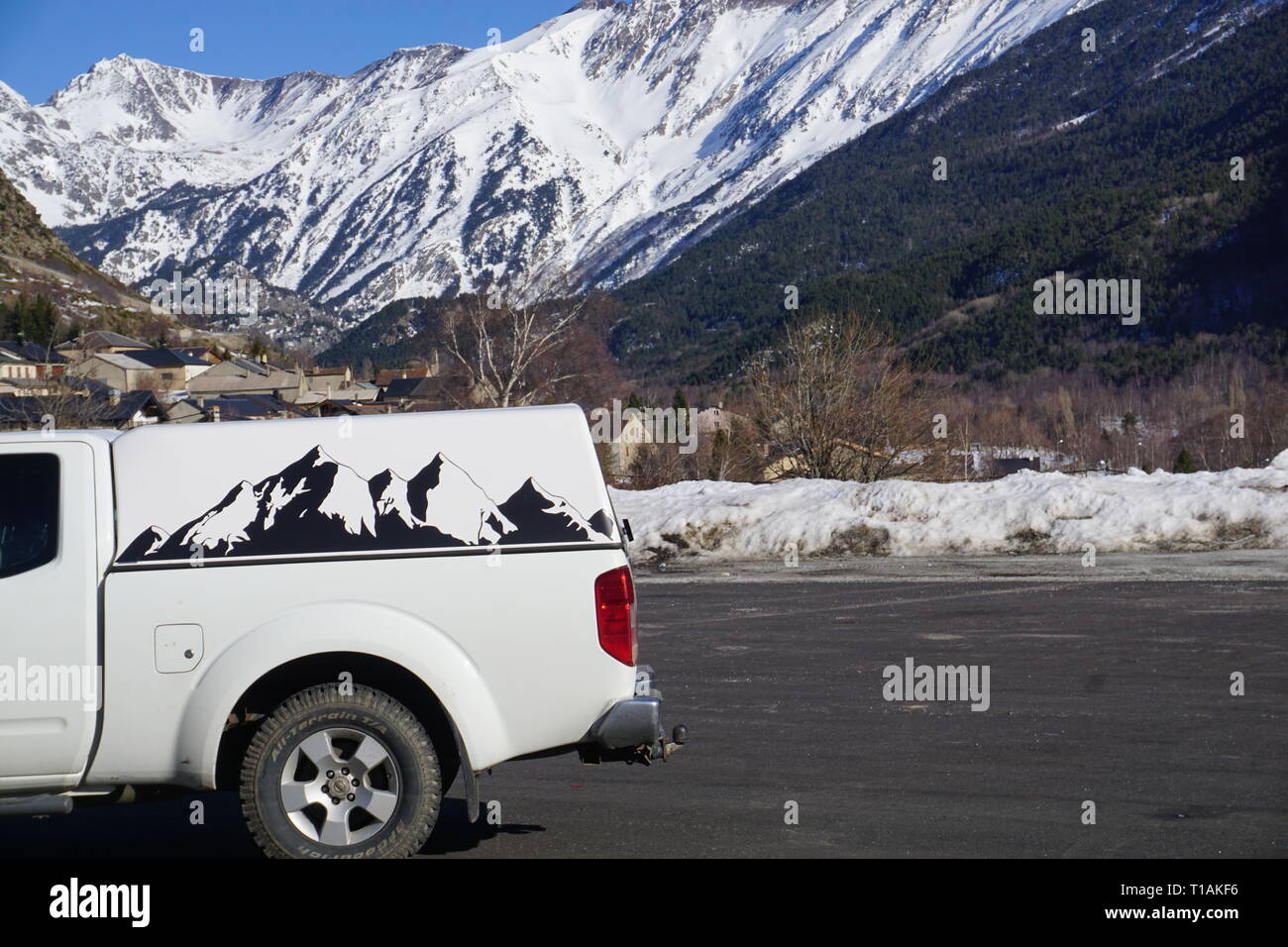 Plaisir de peindre sur un côté d'un camion correspondant aux montagnes Banque D'Images