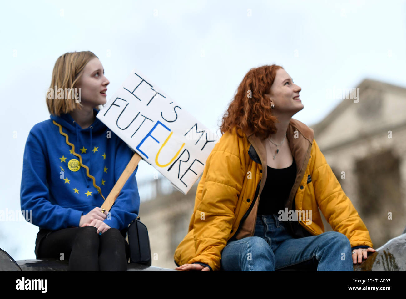 Vu un manifestant tenant une pancarte qui dit "c'est ma futEUre" au cours de la mettre à la manifestation. Plus d'un million de personnes ont manifesté pacifiquement dans le centre de Londres en faveur d'un second référendum. De personnes se sont réunies à Park Lane de rassemblement à la place du Parlement pour manifester contre le gouvernement Tory's Brexit, négociations et d'exiger un second vote sur l'accord final Brexit. Mars a été organisée par le vote des peuples. Banque D'Images