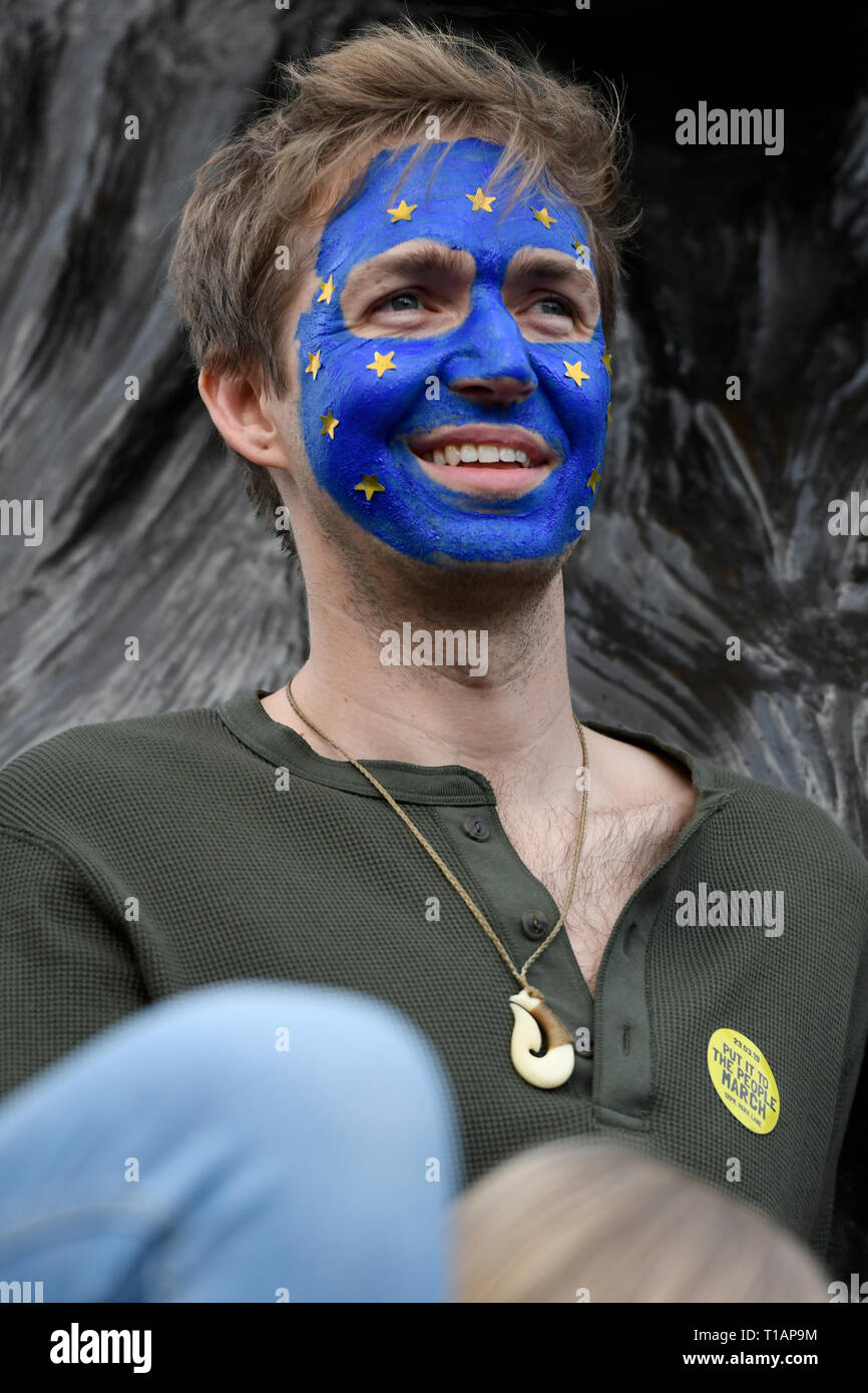 Manifestant anti brexit vu avec son visage peint avec le drapeau de l'Union européenne à Trafalgar Square lors de la manifestation. Plus d'un million de personnes ont manifesté pacifiquement dans le centre de Londres en faveur d'un second référendum. De personnes se sont réunies à Park Lane de rassemblement à la place du Parlement pour manifester contre le gouvernement Tory's Brexit, négociations et d'exiger un second vote sur l'accord final Brexit. Mars a été organisée par le vote des peuples. Banque D'Images