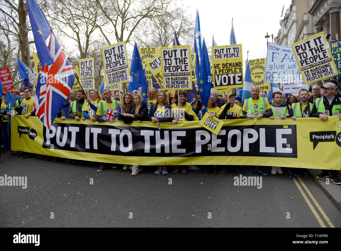 Une grande banderole vu à l'avant de la manifestation. Plus d'un million de personnes ont manifesté pacifiquement dans le centre de Londres en faveur d'un second référendum. De personnes se sont réunies à Park Lane de rassemblement à la place du Parlement pour manifester contre le gouvernement Tory's Brexit, négociations et d'exiger un second vote sur l'accord final Brexit. Mars a été organisée par le vote des peuples. Banque D'Images