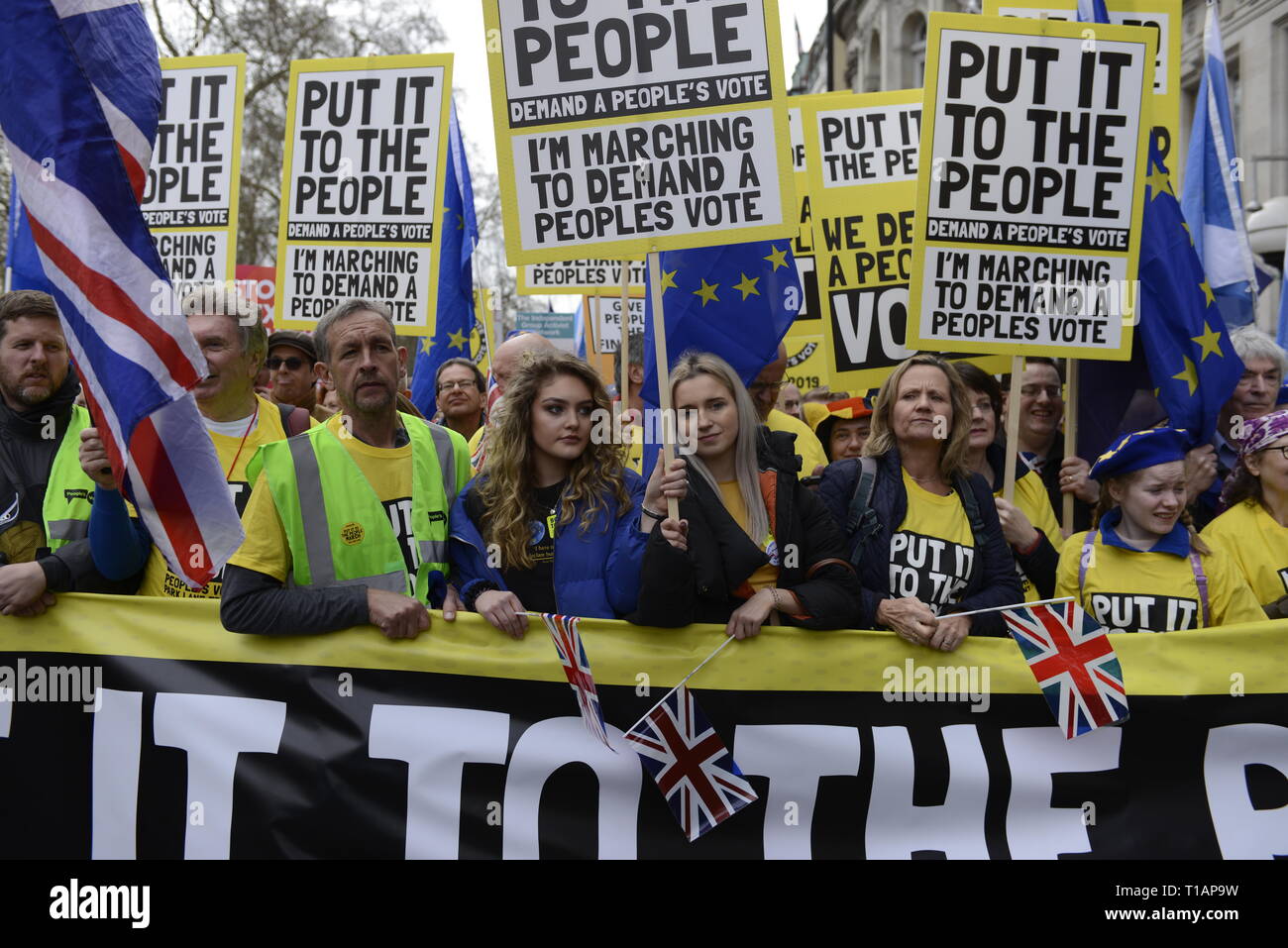 Vu la tenue de plusieurs manifestants des pancartes et une banderole lors de la manifestation. Plus d'un million de personnes ont manifesté pacifiquement dans le centre de Londres en faveur d'un second référendum. De personnes se sont réunies à Park Lane de rassemblement à la place du Parlement pour manifester contre le gouvernement Tory's Brexit, négociations et d'exiger un second vote sur l'accord final Brexit. Mars a été organisée par le vote des peuples. Banque D'Images