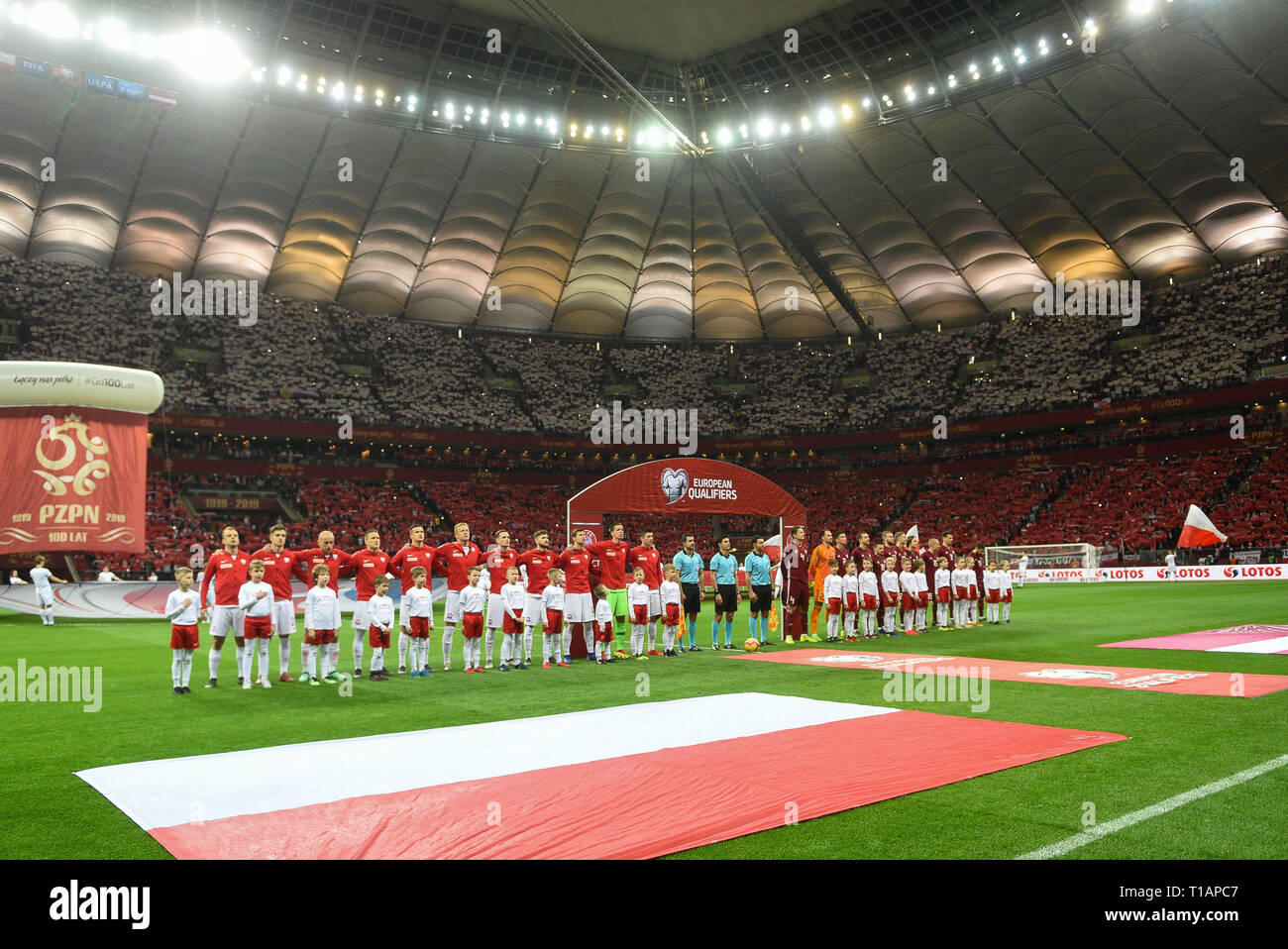 La Pologne et la Lettonie équipes sont vu chanter les hymnes nationaux avant l'Euro 2020 qualificatifs (groupe D) match entre la Pologne et la Lettonie. ( Score final ; Pologne 2:0 Lettonie ) Banque D'Images