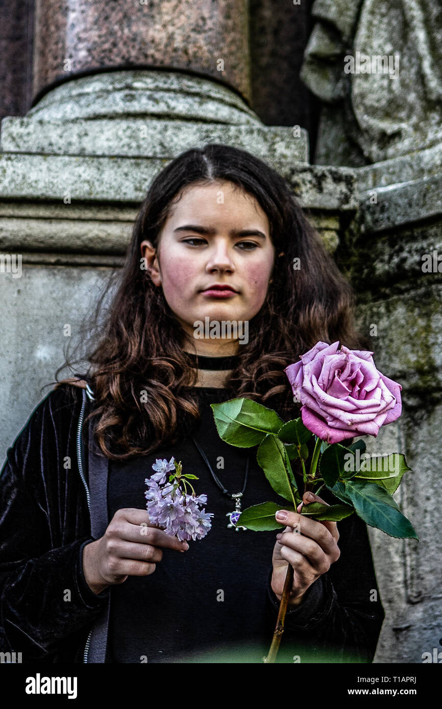 24 mars 2019 - righton, UK 24 mars 2019. Les manifestants défilent dans le centre de la ville de Brighton, la tenue d'une procession funéraire à la vie sur terre. L'événement était organisé par la direction de Brighton d'extinction de la rébellion, qui est un mouvement national de la lutte contre le changement climatique et la prise de conscience de l'extinction des espèces à partir de la montée de la température de la terre. Le groupe estime que le changement climatique est une urgence mondiale sans précédent qui doivent être abordées avant qu'il ne soit trop tard. Un cercueil pendant la procession comme un rappel des effets du changement climatique sur la wi Banque D'Images