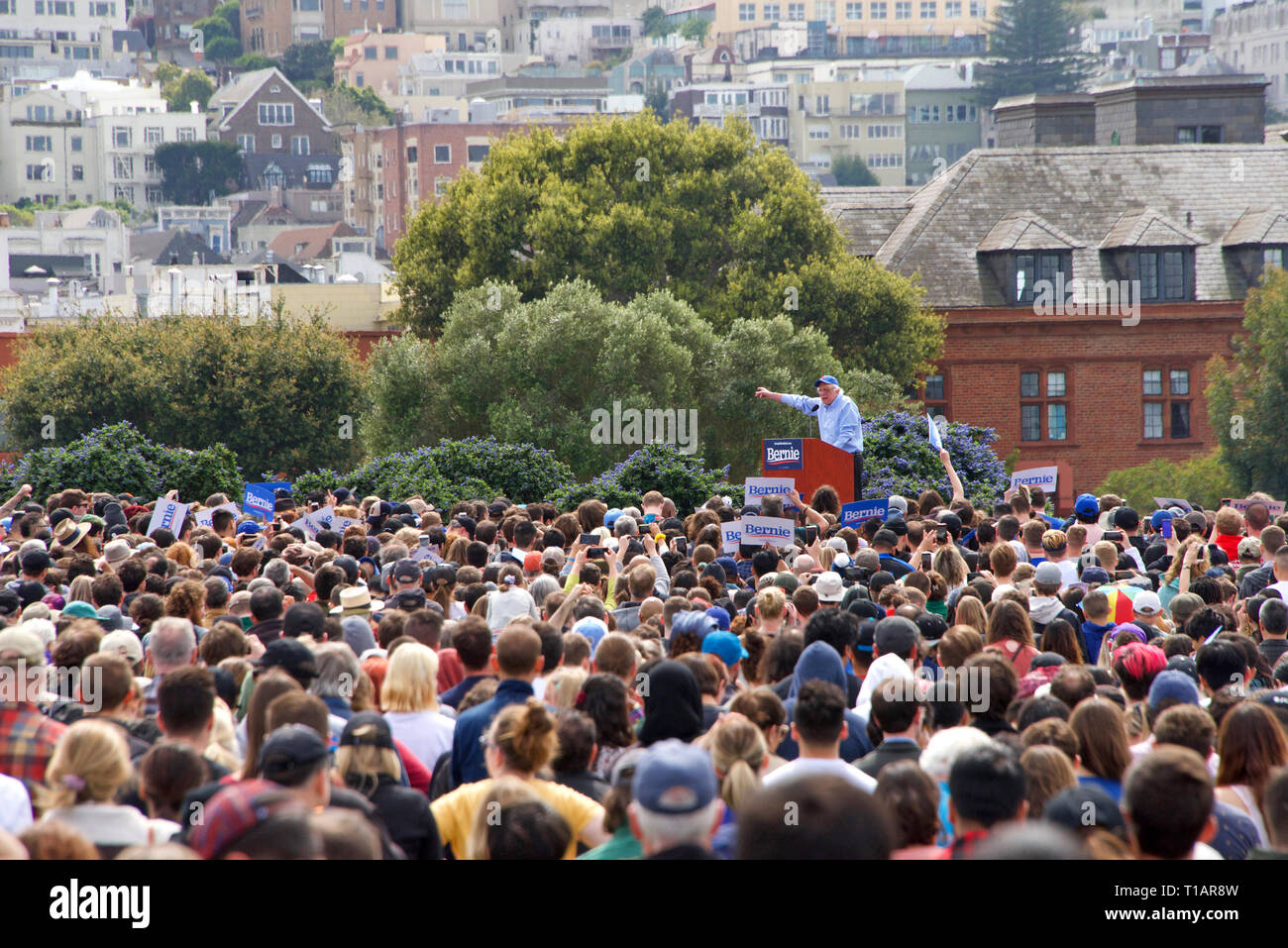 San Francisco, CA - le 24 mars 2019 : Bernie Sanders parlant à une foule de milliers de partisans à son rallye présidentielle tenue à Grande Prairie parc à Fort Mason. Credit : Sheila Fitzgerald/Alamy Live News Banque D'Images