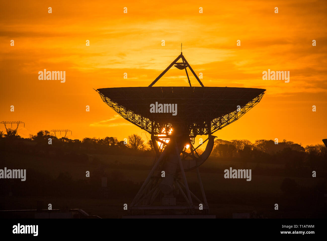 Elfordstown, Midleton, Co.Cork, Irlande. Mar 25, 2019. Matin Soleil commence à se lever derrière les communications géant plat à la National Space Centre station terrienne du Elfordstown, à l'extérieur de Midleton, co Cork, Ireland Crédit : David Creedon/Alamy Live News Banque D'Images