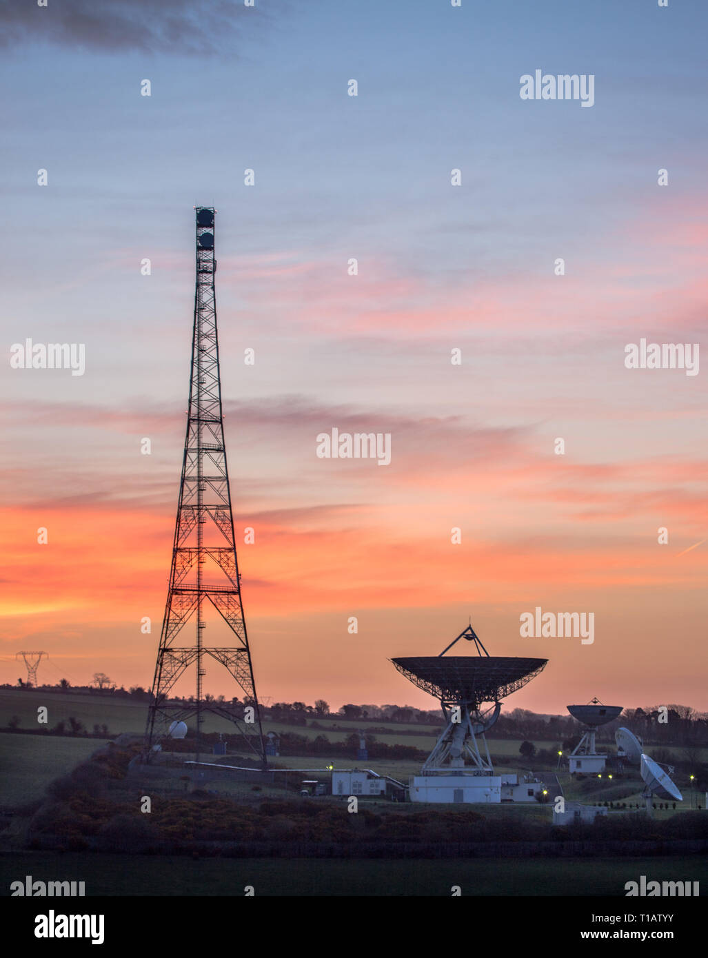 Elfordstown, Midleton, Co.Cork, Irlande. Mar 25, 2019. Un froid matin avant l'aube à la National Space Centre station terrienne, Elfordstown, à l'extérieur de Midleton, co Cork, Ireland Crédit : David Creedon/Alamy Live News Banque D'Images