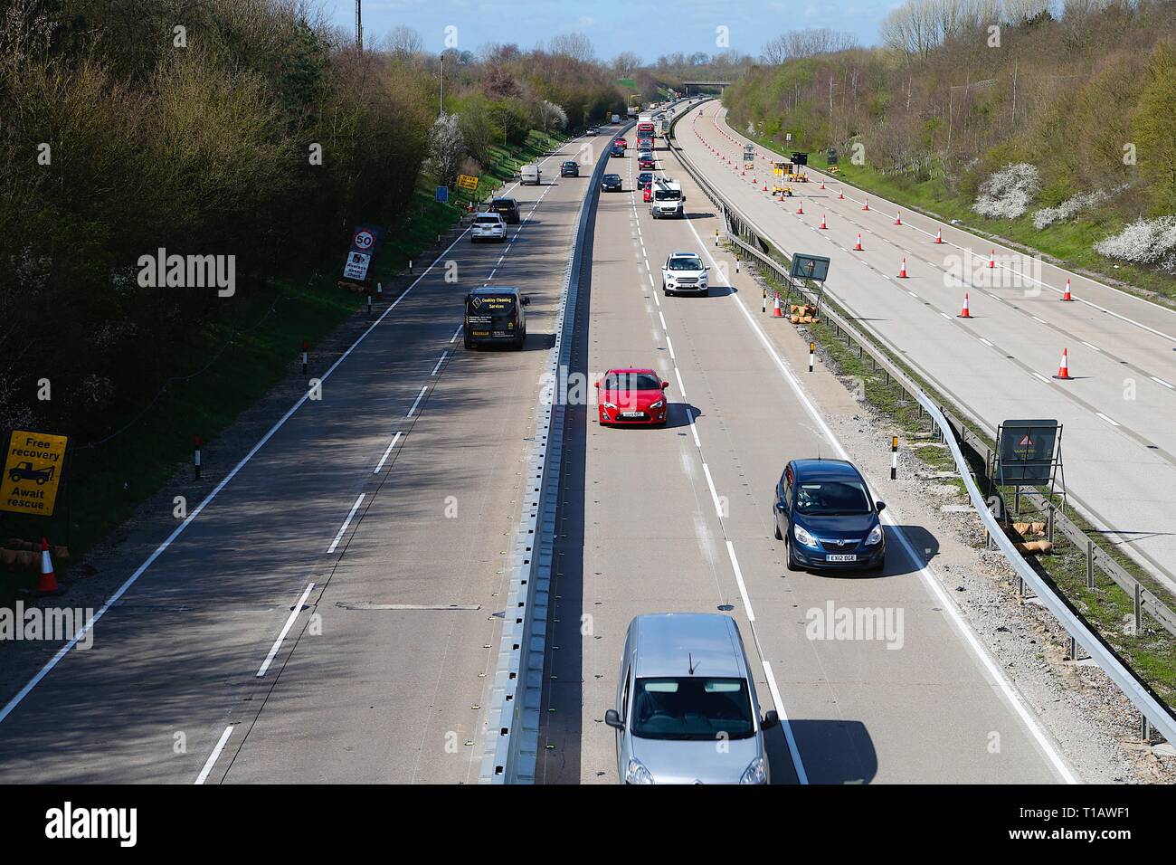 Ashford, Kent, UK. 25 Mar, 2019. Brock est en place l'opération sur l''autoroute M20 en préparation d'éventuels retards au port de Douvres causé par Brexit. Le système utilise une partie de la chaussée Londres en direction de transporter du trafic vers la côte. Les images ne sont de jonctions entre 8 et 9. ©PAUL Lawrenson, 2019 Crédit photo : Paul Lawrenson/Alamy Live News Banque D'Images