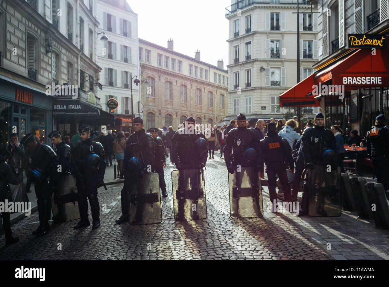 Paris, Ile de france, France. Mar 23, 2019. Barrière de police anti-émeute à Montmartre, un quartier habituellement fréquentés par ses monuments historiques en raison de tourisme à Paris. Au cours de la XIX Loi du gilet jaune, mouvement français manifestants se rassemblent à l'instar de basilic Sacré-Cœur, au nord de Paris. Credit : Joao Victor Novelleto/SOPA Images/ZUMA/Alamy Fil Live News Banque D'Images