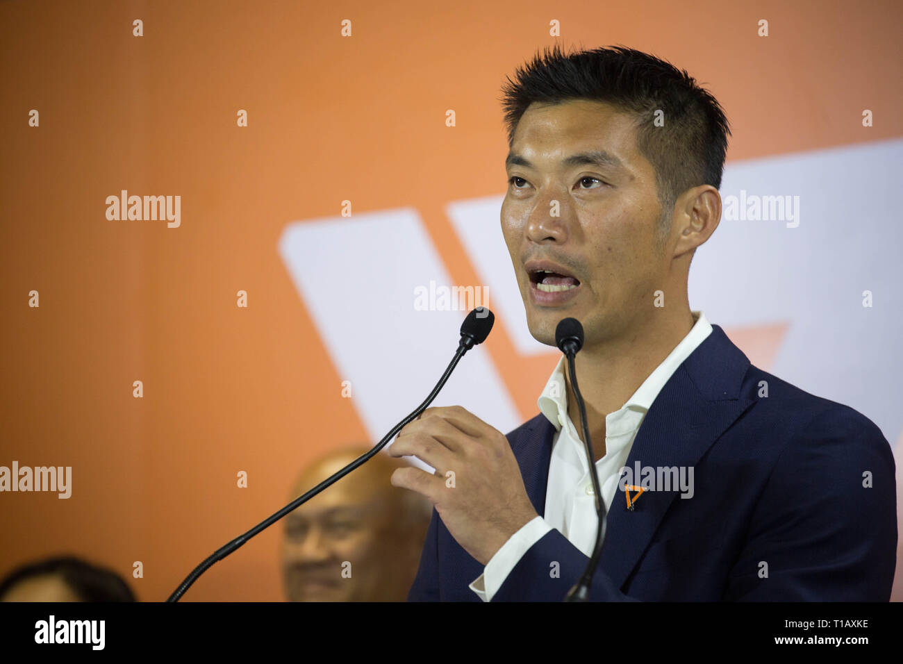 Chef du Parti de l'avant demain Thanathorn Juangroongruangkit parle lors d'une conférence de presse sur le résultat de l'élection générale thaïlandais et une possibilité de former un gouvernement de coalition avec le Parti Pheu Thai. Banque D'Images