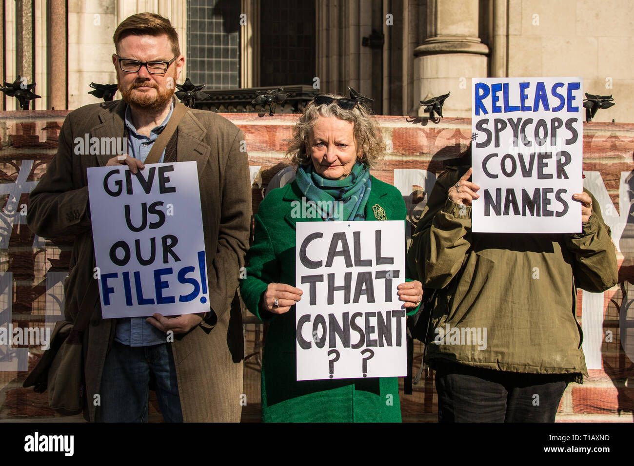 Londres, Royaume-Uni. 25 mars 2019, Londres. La baronne Jenny Jones, ancien membre du Parti Vert de l'Assemblée de Londres avec des victimes de spy flics exigeant de voir leur propre procédure d'obtenir les fichiers en cours de nouveau à la Cour royale de Justice pour l'enquête sur la police secrète. David Rowe/ Alamy Live News. Banque D'Images