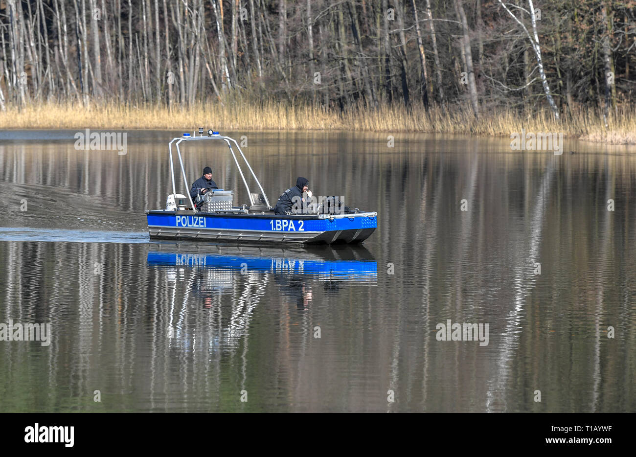 Herzberg, Allemagne. Mar 25, 2019. Les agents de police dans un bateau recherchez de l'absence de Rebecca de Berlin le Lake District 48 dans le Herzberg avec l'aide d'un sondeur. Crédit : Patrick Pleul/dpa-Zentralbild/dpa/Alamy Live News Banque D'Images