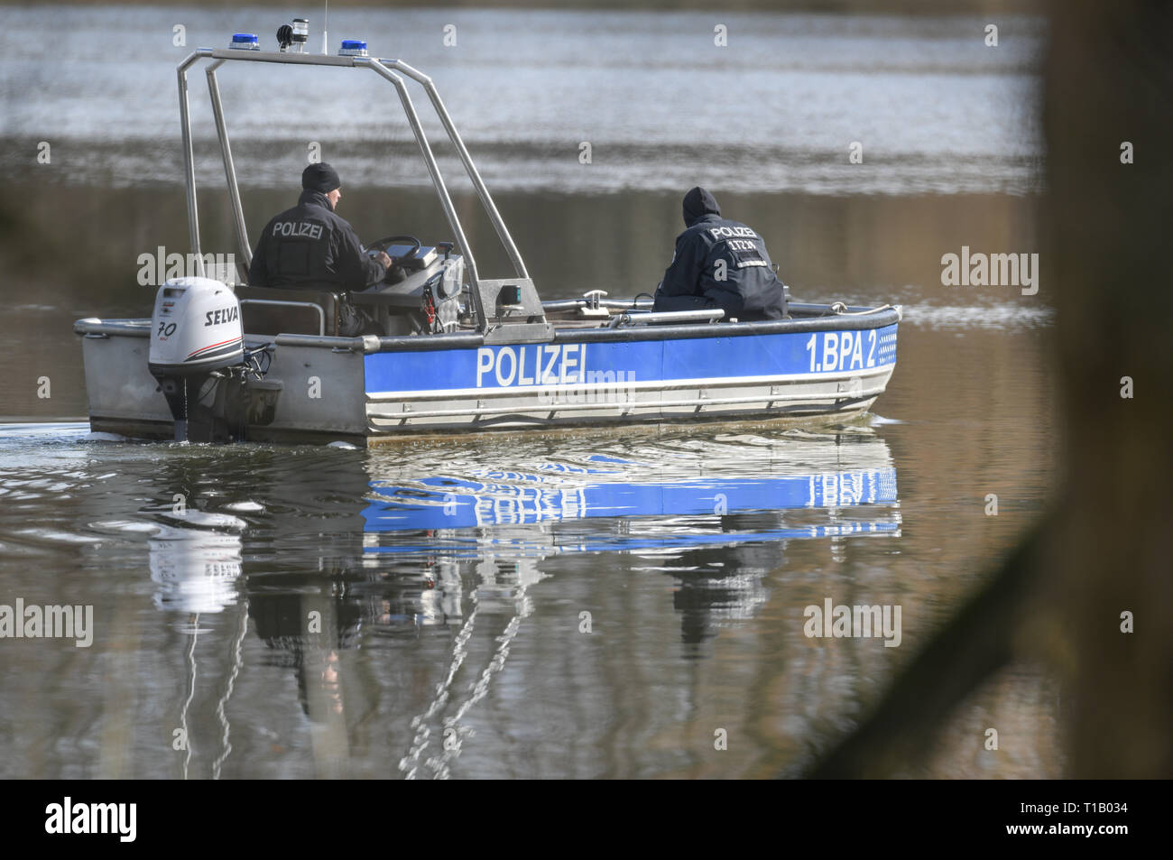 Herzberg, Allemagne. Mar 25, 2019. Les agents de police dans un bateau recherchez de l'absence de Rebecca de Berlin le Lake District 48 dans le Herzberg avec l'aide d'un sondeur. Crédit : Patrick Pleul/dpa-Zentralbild/ZB/dpa/Alamy Live News Banque D'Images