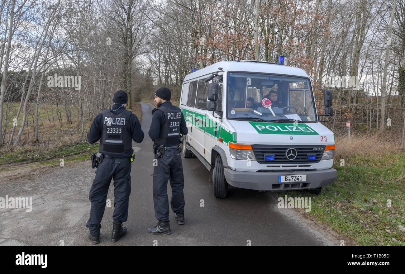 Herzberg, Allemagne. Mar 25, 2019. Les fonctionnaires de police lors de la recherche pour les bloc Rebecca manquants à partir de Berlin, un chemin jusqu'au lac Herzberg dans le Landkreis Oder-Spree. Crédit : Patrick Pleul/dpa-Zentralbild/dpa/Alamy Live News Banque D'Images