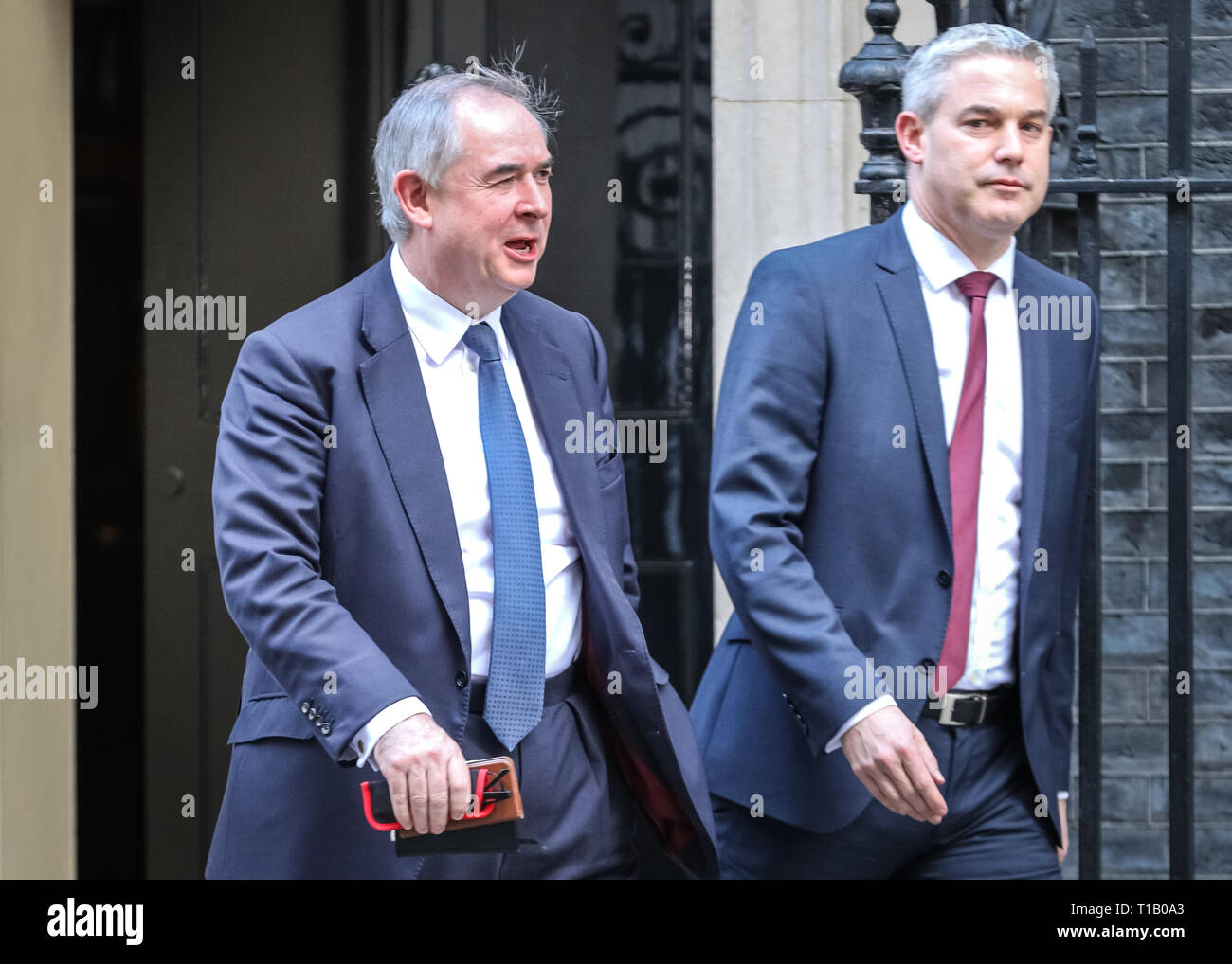 Downing Street, London, UK, le 25 mars 2019. Geoffrey Cox QC MP, Procureur Général et Stephen Barclay MP, Secrétaire d'État à la sortie de l'Union européenne. Ministres quitter Downing Street Crédit : Imageplotter/Alamy Live News Banque D'Images