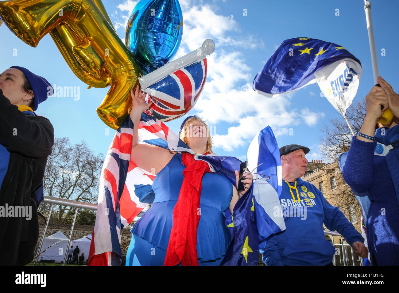 Westminster, London, UK, le 25 mars 2019. Pro- et Anti-Brexit chant protestataires et fulminer à l'autre à l'extérieur du Parlement de Westminster, sur une autre journée mouvementée d'incertitude politique autour Brexit. Credit : Imageplotter/Alamy Live News Banque D'Images