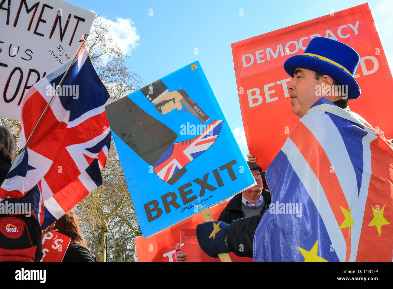 Westminster, London, UK, le 25 mars 2019. Pro- et Anti-Brexit chant protestataires et fulminer à l'autre à l'extérieur du Parlement de Westminster, sur une autre journée mouvementée d'incertitude politique autour Brexit. Credit : Imageplotter/Alamy Live News Banque D'Images