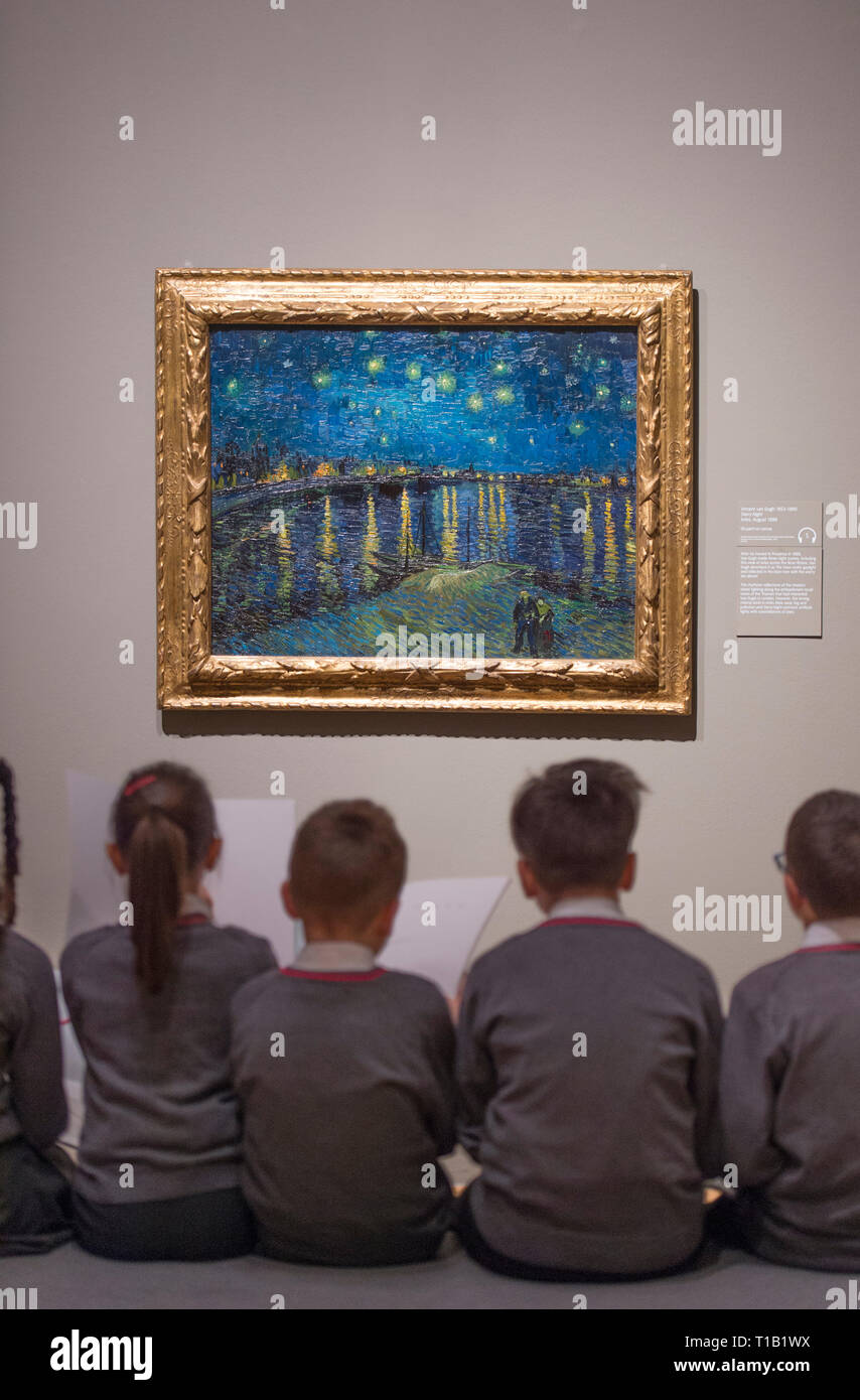 La Tate Britain, Londres, Royaume-Uni. 25 mars, 2019. L'EY : exposition Van Gogh et la Grande-Bretagne, la première exposition de prendre un nouveau regard sur l'artiste à travers sa relation avec la Grande-Bretagne à explorer comment Van Gogh a été inspiré par l'art britannique, littérature et culture tout au long de sa carrière et comment il a à son tour inspiré les artistes britanniques, de Sickert à Francis Bacon et rassemble le plus grand groupe de Van Gogh peintures illustré au R-U pendant presque une décennie. De droit : Les écoliers autour de la nuit étoilée, Arles, 1888. Van Gogh. Musée d'Orsay, Paris. Credit : Malcolm Park/Alamy Live News. Banque D'Images