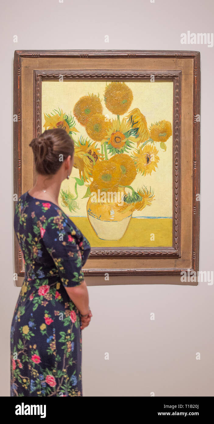 La Tate Britain, Londres, Royaume-Uni. 25 mars, 2019. L'EY : exposition Van Gogh et la Grande-Bretagne, la première exposition de prendre un nouveau regard sur l'artiste à travers sa relation avec la Grande-Bretagne à explorer comment Van Gogh a été inspiré par l'art britannique, littérature et culture tout au long de sa carrière et comment il a à son tour inspiré les artistes britanniques, de Sickert à Francis Bacon et rassemble le plus grand groupe de Van Gogh peintures illustré au R-U pendant presque une décennie. Galerie Image : membre du personnel avec le tournesol, 1888. Van Gogh. La National Gallery, Londres. Credit : Malcolm Park/Alamy Live News. Banque D'Images