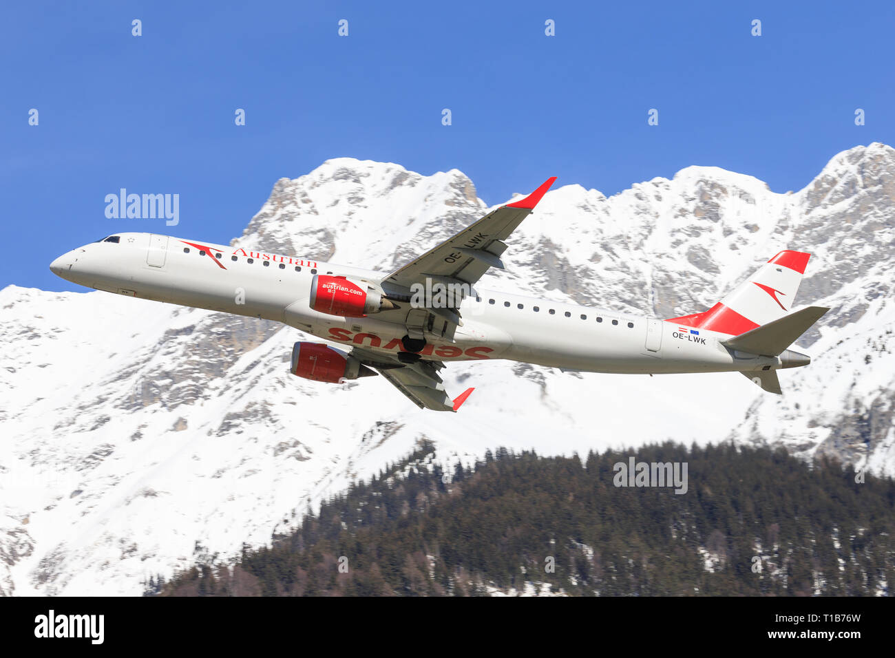 Autriche 4 Janvier, 2015 : Embraer à partir de l'atterrissage à l'aéroport d'Innsbruck en Autriche Banque D'Images