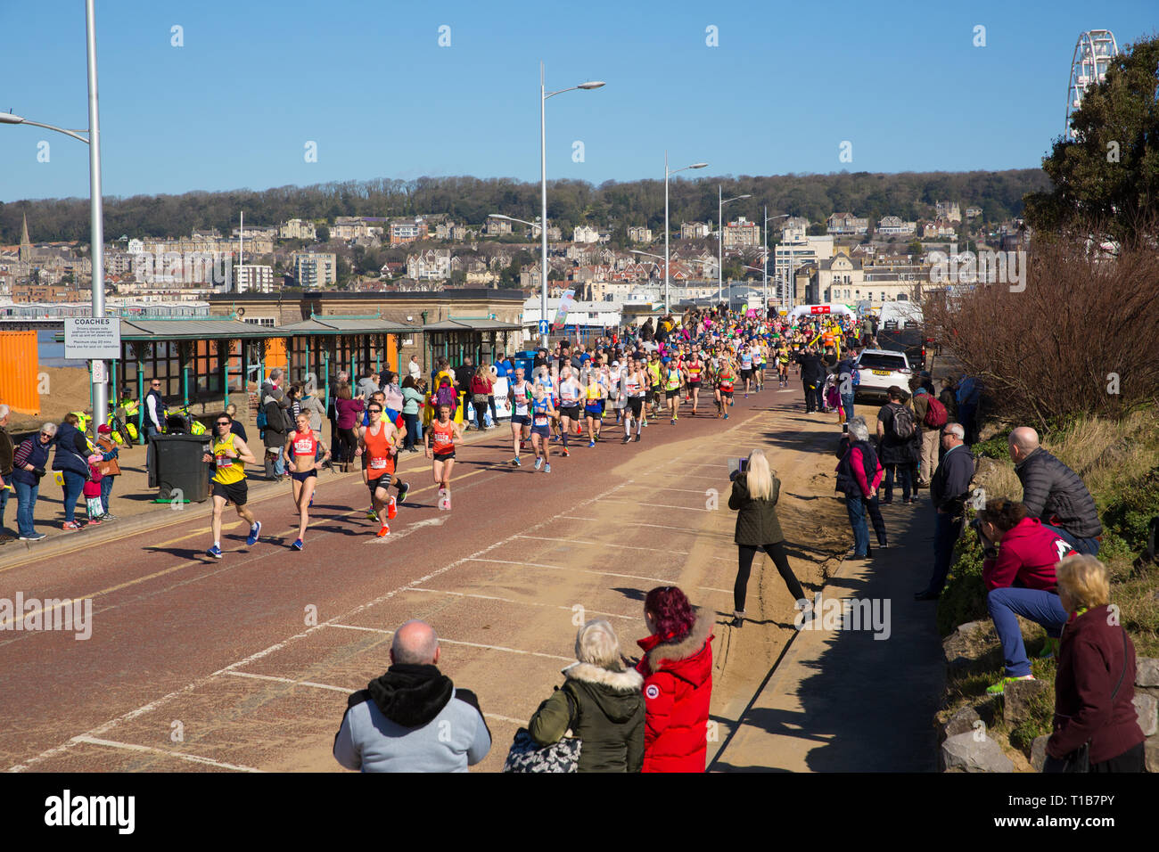 Weston Super demi-marathon Weston-super-Mare Somerset le dimanche 24 mars 2019 avec les coureurs Banque D'Images