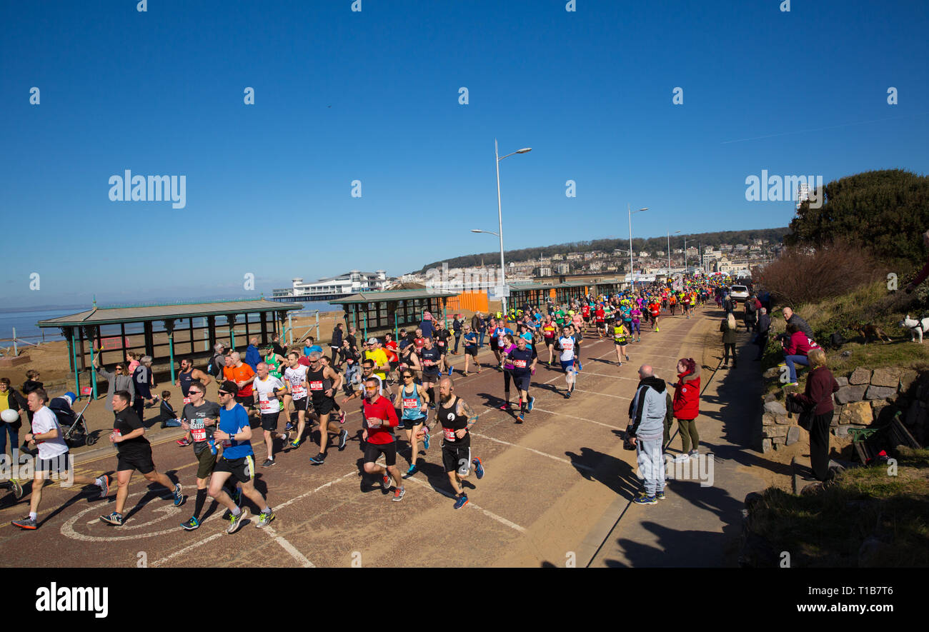 Weston-super-Mare Somerset demi-marathon le dimanche 24 mars 2019 avec les coureurs Banque D'Images