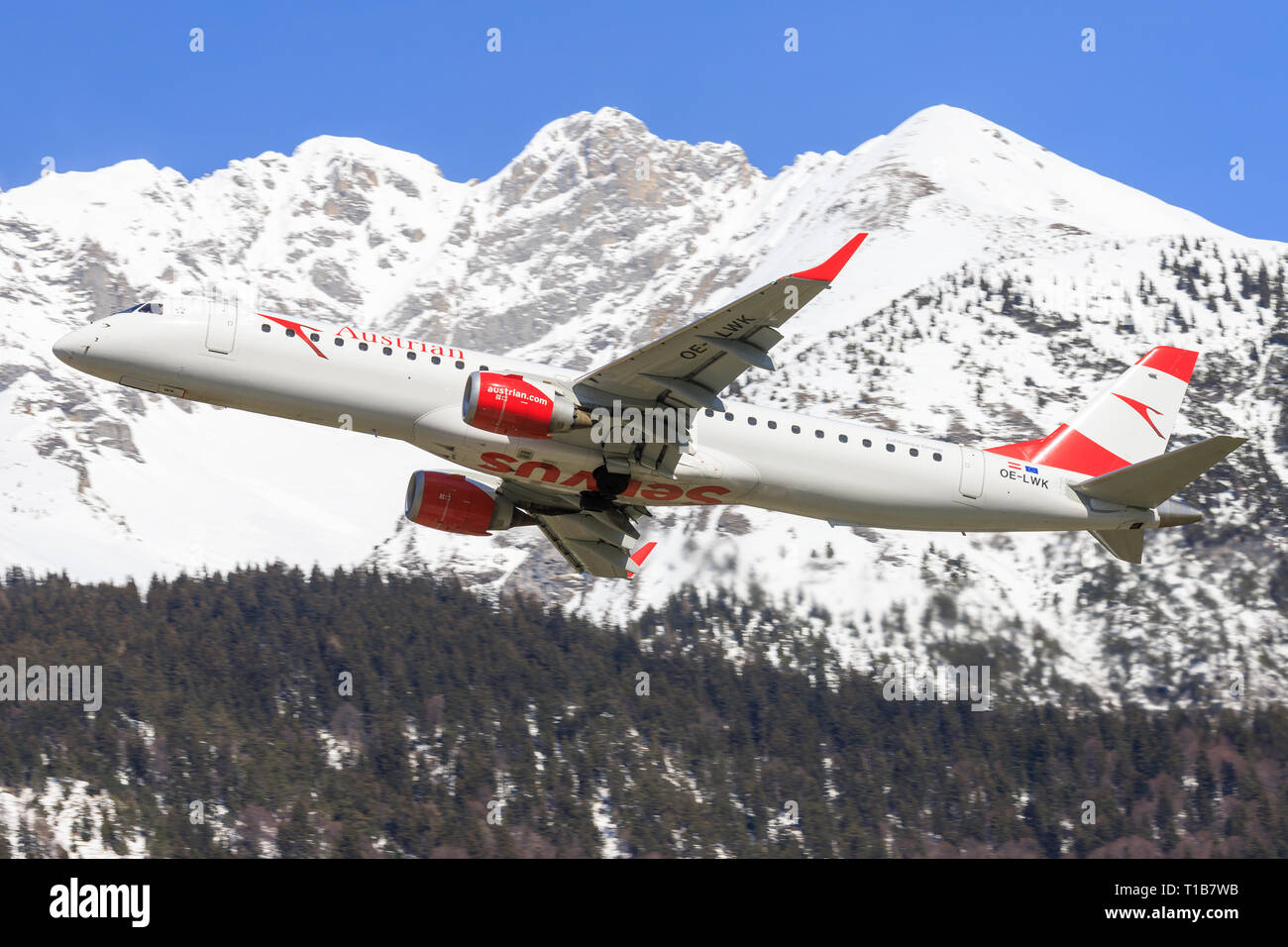 Autriche 4 Janvier, 2015 : Embraer à partir de l'atterrissage à l'aéroport d'Innsbruck en Autriche Banque D'Images