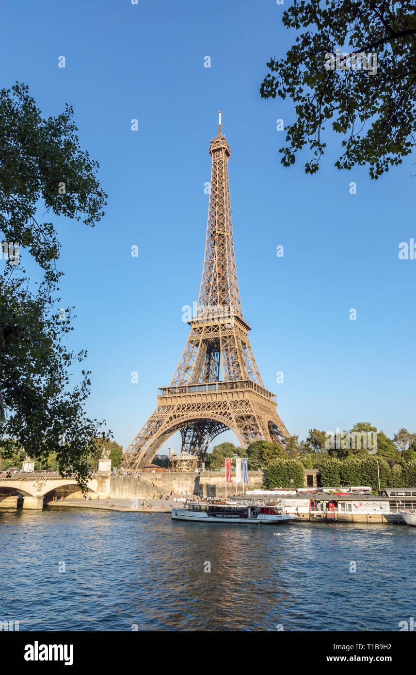 La tour Eiffel et de la Seine River - Paris, France Banque D'Images