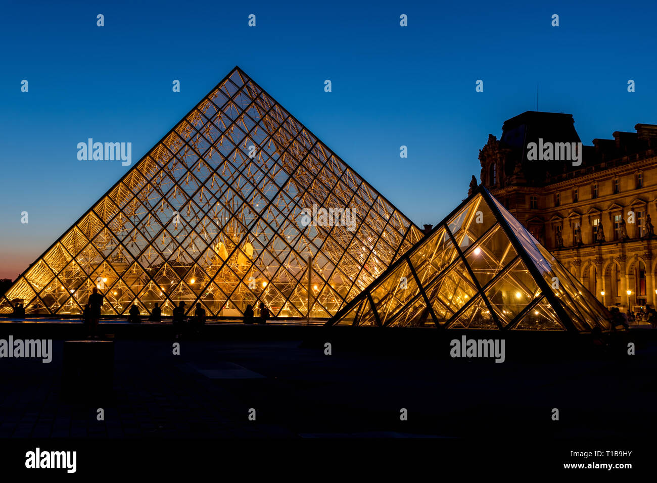 Pyramide du Louvre de nuit - Paris, France Banque D'Images
