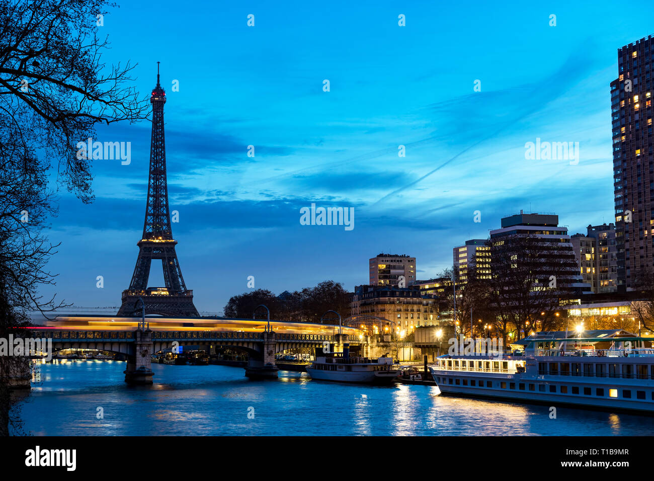 Trafic ferroviaire sur Pont Rouelle et la tour Eiffel à l'aube - Paris Banque D'Images