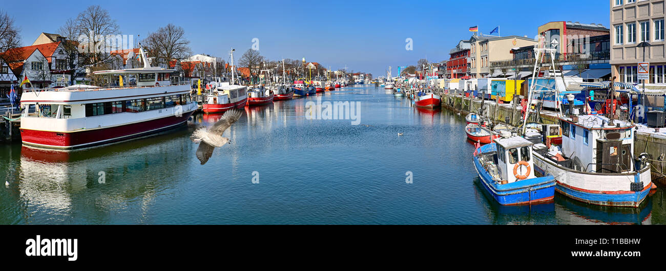 Vue panoramique de l'Alter Strom - ancien canal de Warnemünde (Mecklenburg-Vorpommern, Allemagne) Banque D'Images