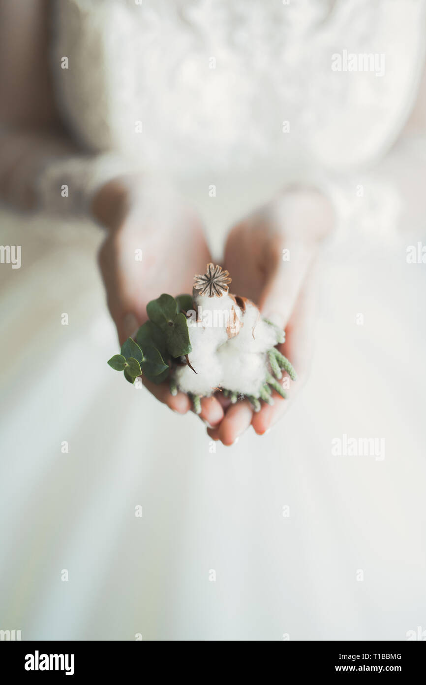 Bride holding grand et beau mariage bouquet de fleurs. Banque D'Images