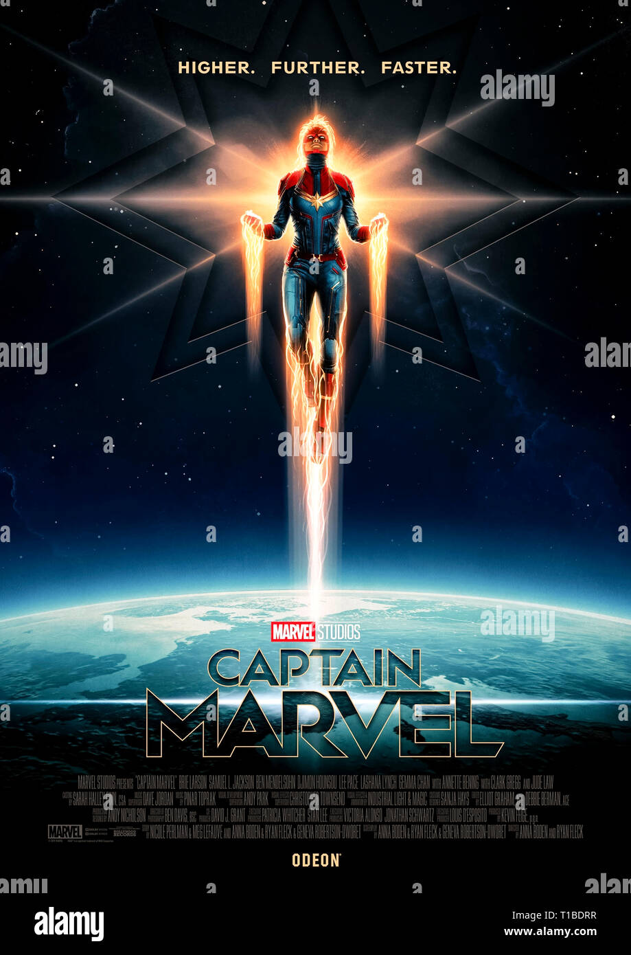 Capitaine Marvel (2019) dirigé par Anna Boden et Ryan Fleck et mettant en vedette Brie Larson, Gemma Chan, Jude Law et Samuel L. Jackson. Carol Danvers, pilote de l'USAF, devient l'un des superhéros les plus puissants de l'univers. Banque D'Images