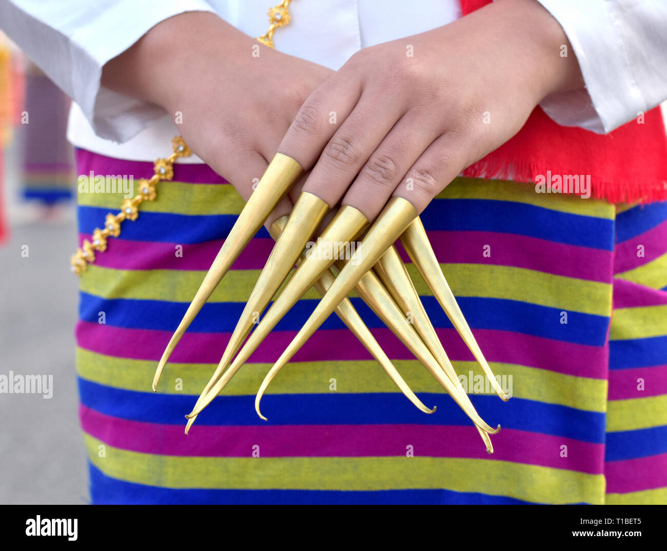 Close up image du nord de la Thaïlande avec ses doigts robe femme métal doré comme les ongles en griffes comme un clou traditionnel Lanna Thai perfo danse Banque D'Images