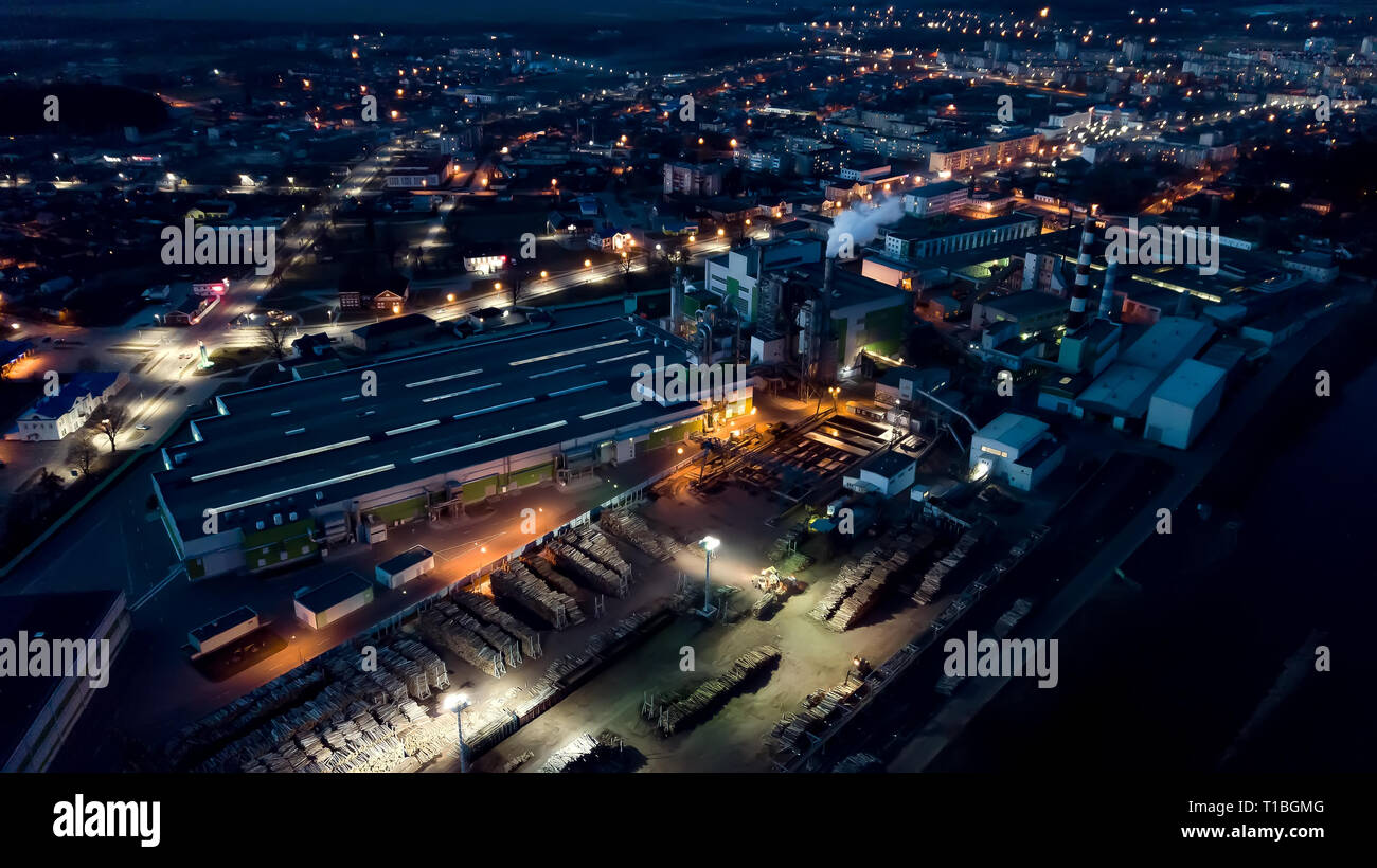 Vue de l'usine de travail du bois la nuit. Enquête aérienne Banque D'Images