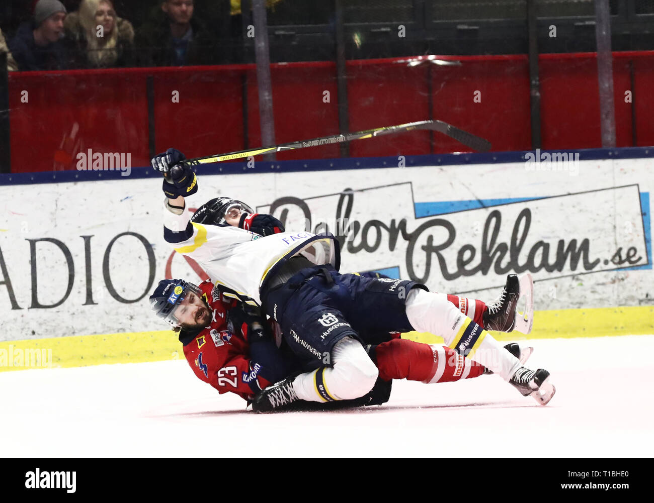 LINKÖPING 20180203 Linköpings nr 23 Nicklas Persson och HV:s nr 9 Ejdsell sous matchen Victor i SHL mellan Linköpings HC-HV71 Saab j'arena. Foto Jeppe Gustafsson Banque D'Images