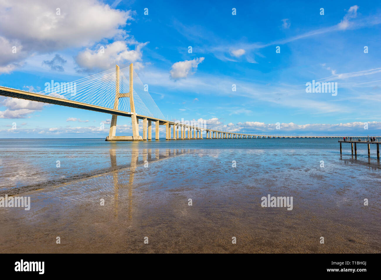 Pont Vasco de Gama se reflétant dans le Tage, Lisbonne, Portugal Banque D'Images